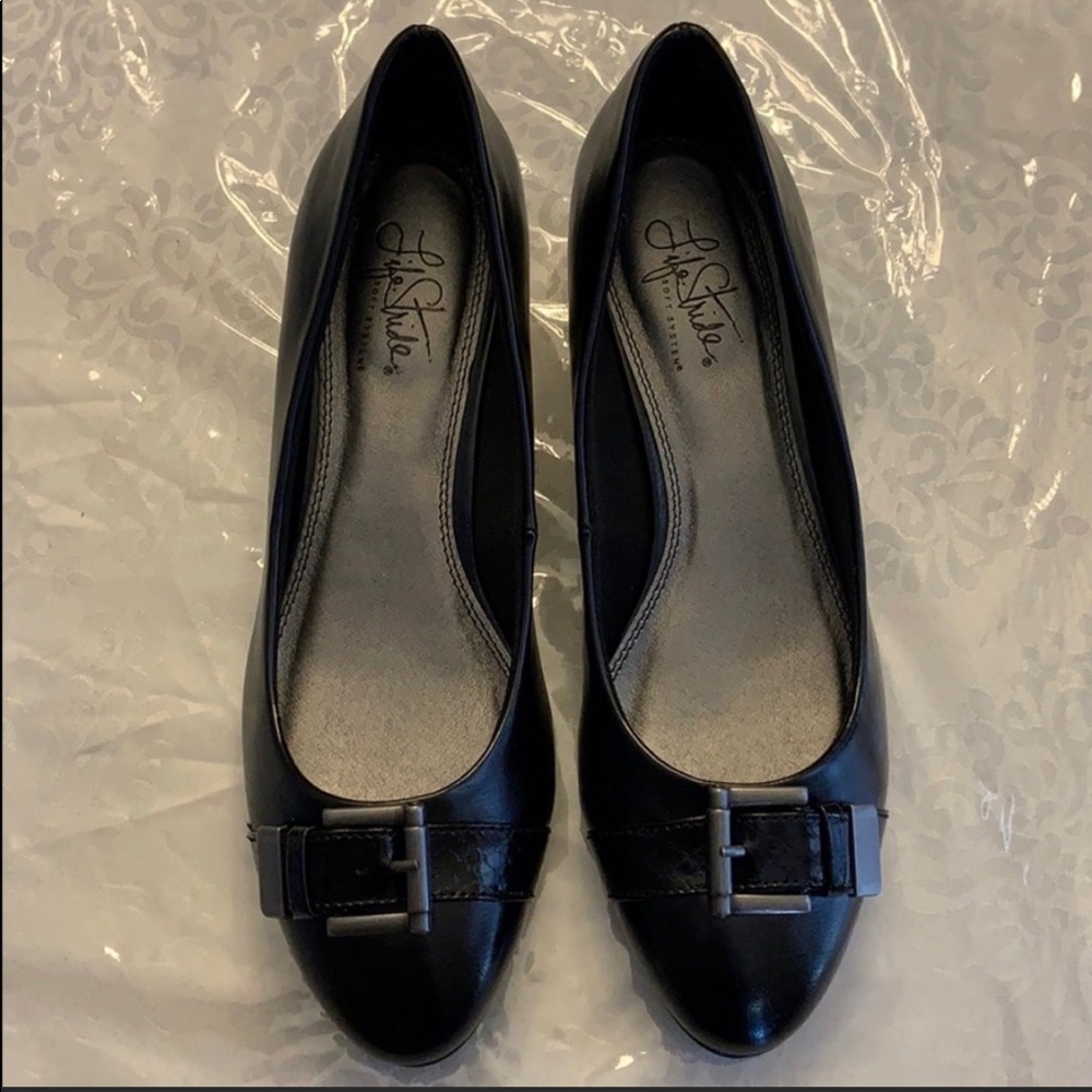 Life stride flat shoes